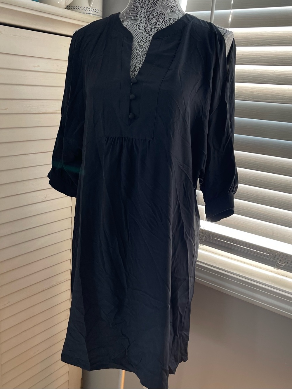 BCBGMaxAzria Black V-Neck Tunic size XS